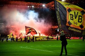 九游体育-官方：德国足协对多特蒙德罚款19.39万欧元，因球迷多次违规行为